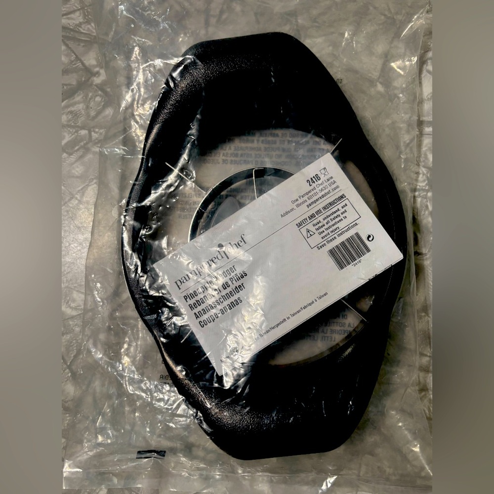 Pampered Chef - New in Package Pineapple Wedger. Great grift idea/Christmas Gift